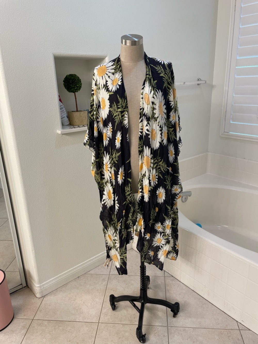 Black Daisy Print Lightweight Kimono